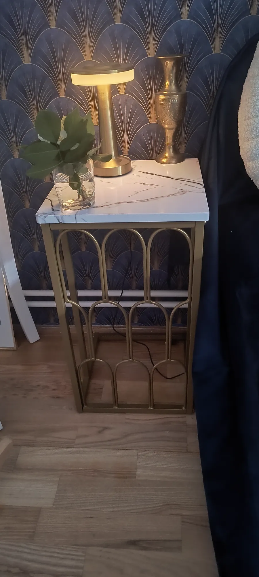 Art Deco éjjeliszekrény – arany lámpa, márványlap
