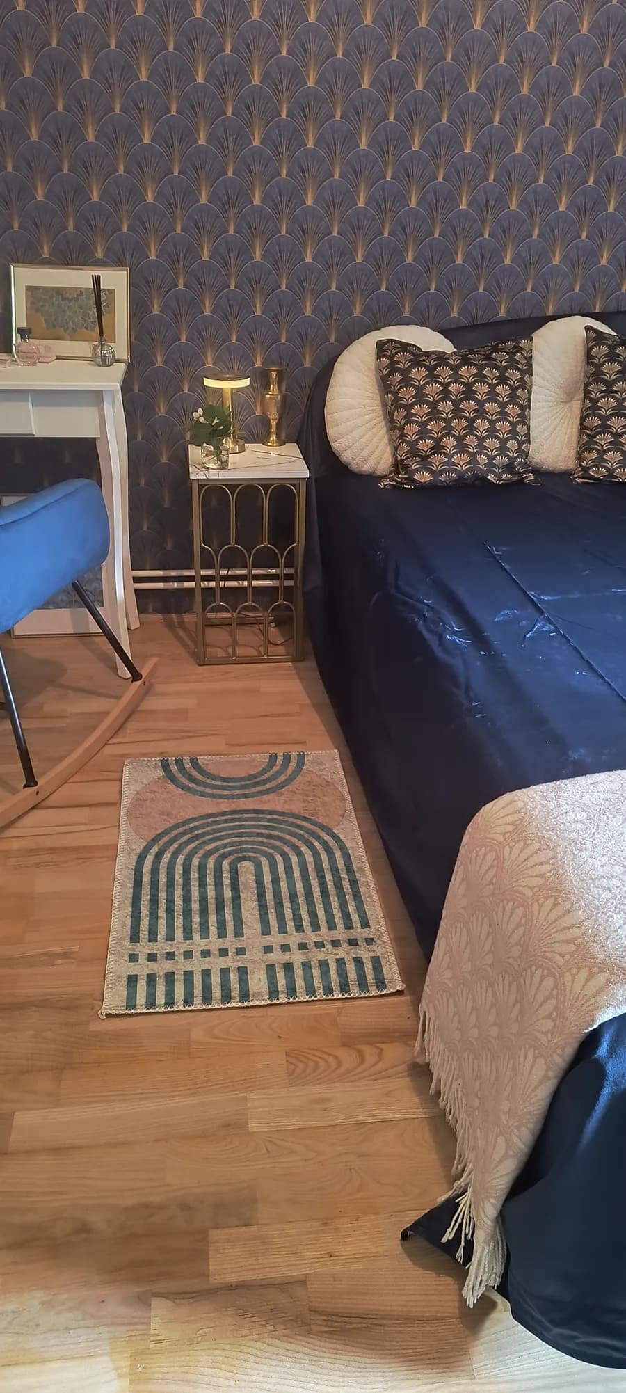 Hálószoba – kék bársonyágy és Art Deco tapéta