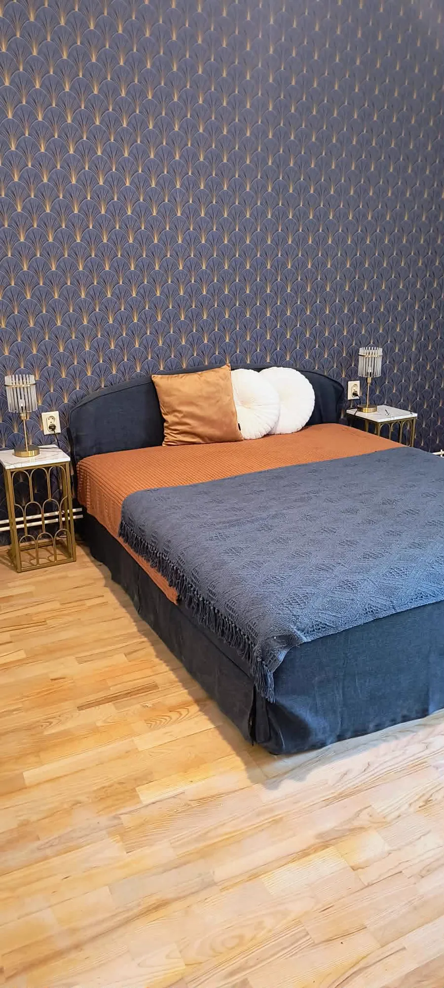 Hálószoba – franciaágy legyezőmintás Art Deco tapéta előtt, arany éjjeliszekrényekkel